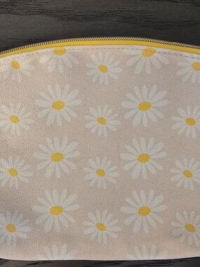 Ipsy Glam Bag April 2022 Daisy Makeup Pouch Canvas Flower Cosmetic Zipper Case